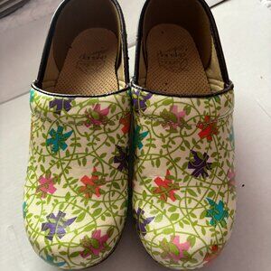 Dansko Floral Vegan Leather Clogs – Women’s Size 8 (EU 38)